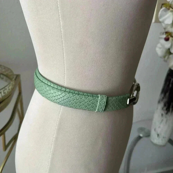 Ellen Tracy leather belt adjustable very chic - Picture 5 of 5